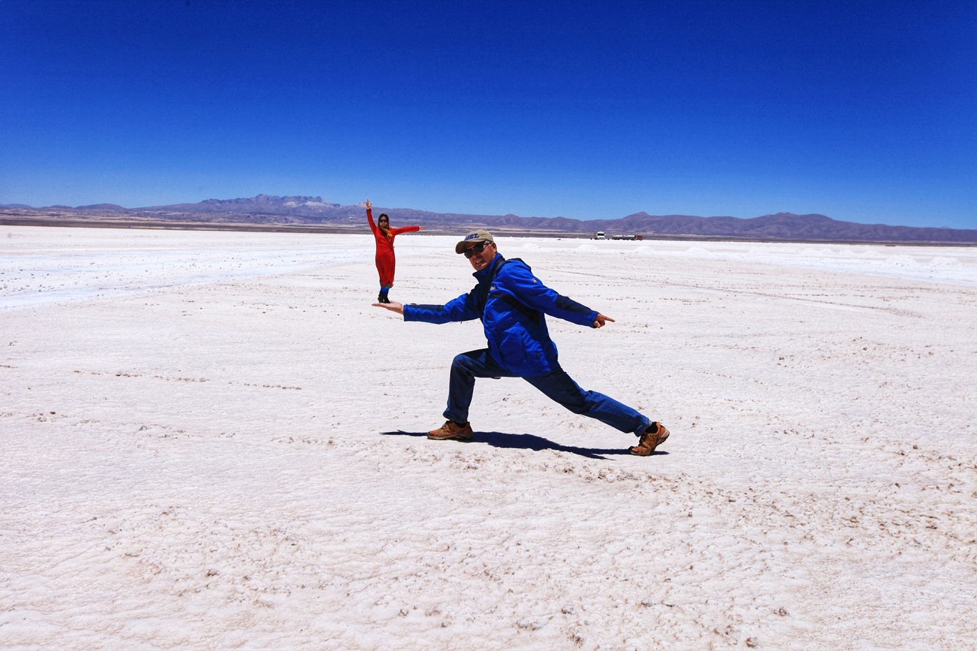 玻利维亚天空之镜：景色绝美还能住盐酒店，盐和锂储量世界第一